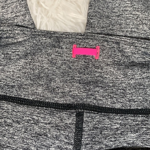 Victoria’s Secret Sport Heather Grey Cropped Leggings - Picture 4 of 7